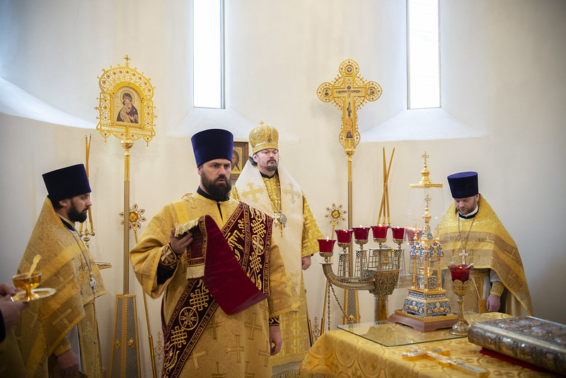 Monseigneur Nestor a célébré la Divine Liturgie en la cathédrale de la Sainte Trinité à Paris