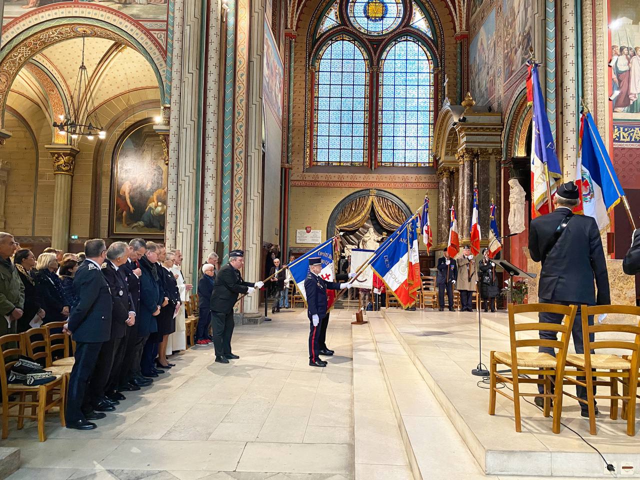 Les clercs et la chorale de la cathédrale de la Sainte Trinité ont participé à un office commémoratif à l'église Saint-Germain-des-Prés à Paris