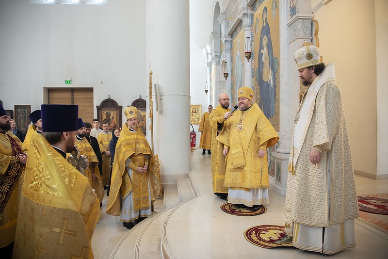 Le métropolite Nestor et l'évêque Matthieu ont célébré la Divine Liturgie dans la cathédrale de la Sainte-Trinité à Paris