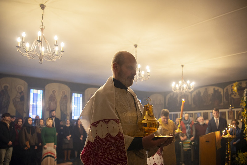 Monseigneur Nestor a ordonné un diacre pour l'église des Trois Saints Docteurs à Paris