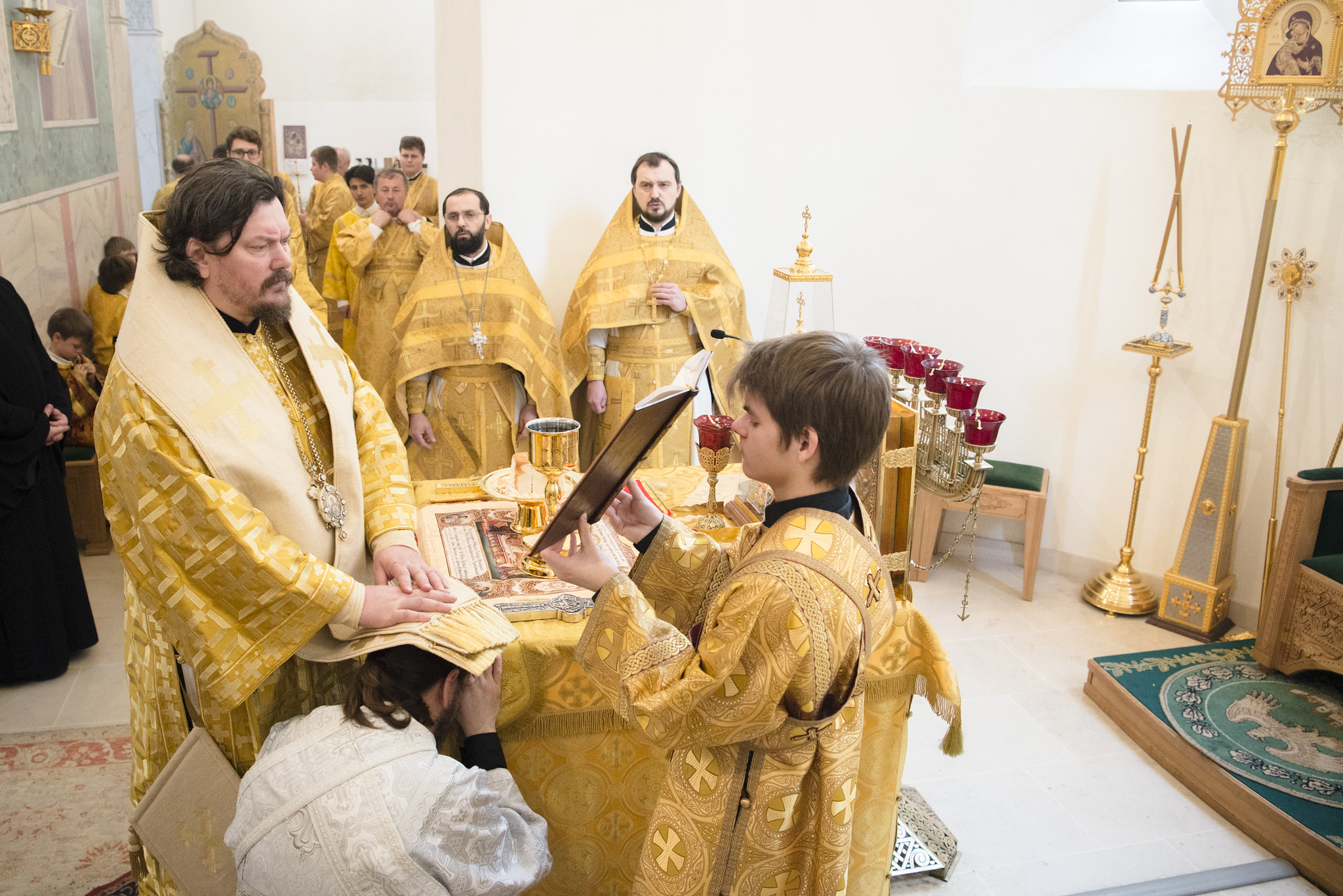 Le métropolite Nestor a célébré la Divine Liturgie et l'ordination diaconale en la cathédrale de la Sainte Trinité à Paris Le métropolite Nestor a célébré la Divine Liturgie et l'ordination diaconale en la cathédrale de la Sainte Trinité à Paris