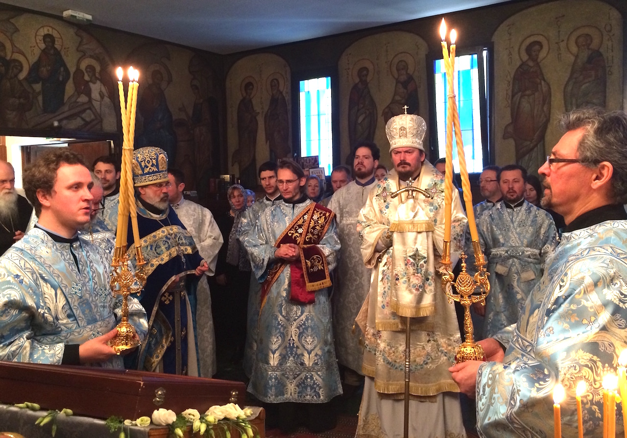 Le jour de la fête de la Présentation de la Vierge Marie au Temple Mgr Nestor a célébré la Divine Liturgie à la cathédrale Trois-Saints Docteurs à Paris