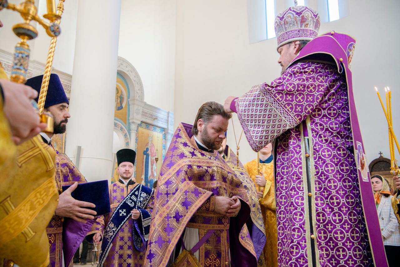 Le prêtre Maxim Politov s'est vu octroyé le droit de porter la croix pectorale ornée Le prêtre Maxim Politov s'est vu octroyé le droit de porter la croix pectorale ornée