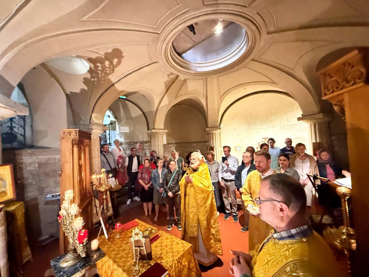 Une Divine Liturgie a été célébrée auprès des reliques de la sainte impératrice Hélène à Paris