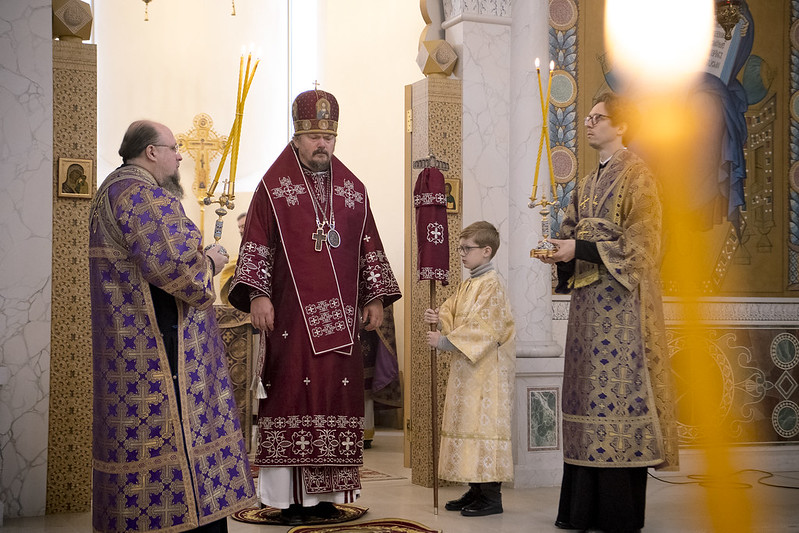 Fête d'Exaltation de la Croix: Monseigneur Nestor a célébré la Divine Liturgie en la cathédrale Sainte-Trinité à Paris