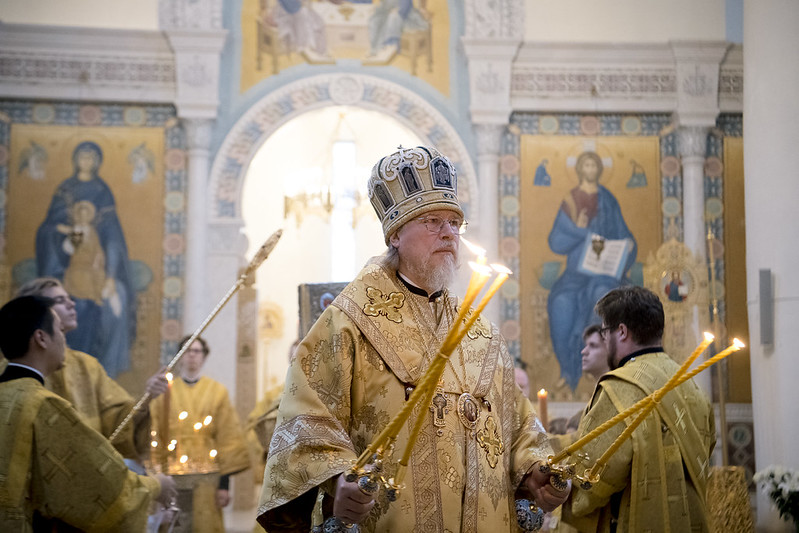 Administrateur de l'Exarchat d'Europe occidentale célébra la Liturgie en la cathédrale de la Sainte Trinité à Paris