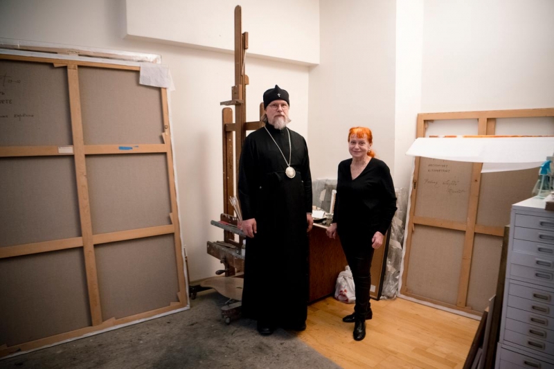Le métropolite Marc visita l'atelier du peintre Eric Boulatov