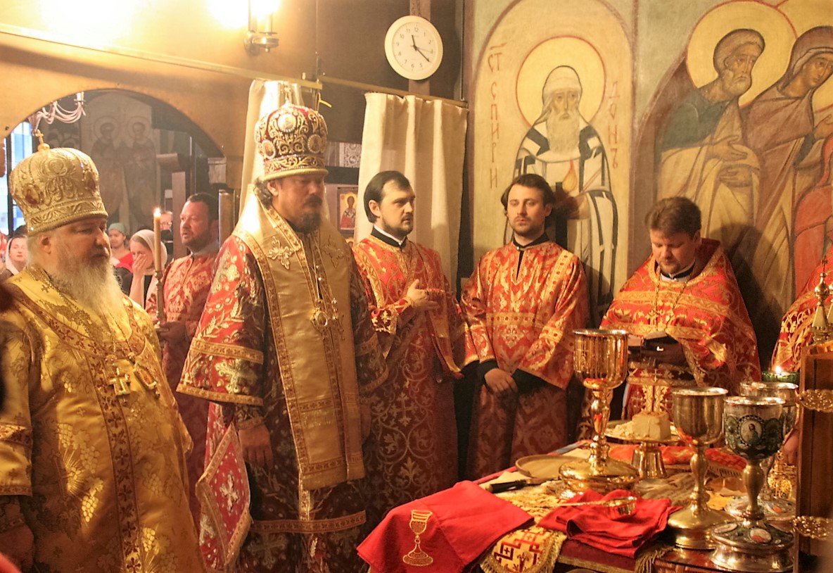 Le métropolite de Stavropol Cyrille et l’évêque Nestor de Chersonèse ont célébré la Divine Liturgie à l’église cathédrale des Trois-Saints-Docteurs à Paris