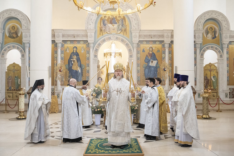 Le samedi de Lazar: l'exarque en Europe occidentale a célébré la Liturgie en la cathédrale de la Sainte Trinité à Paris