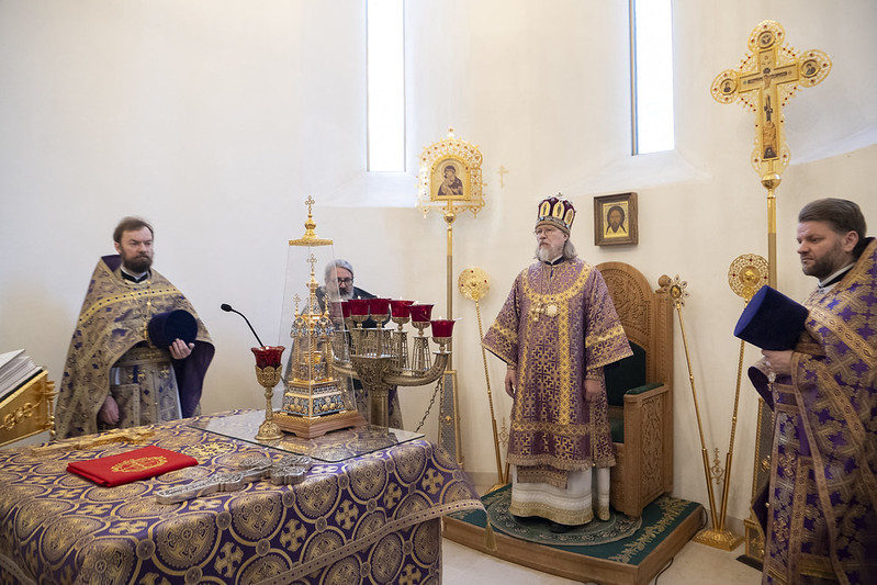 Le Jeudi Saint: Mgr Marc a célébré la Divine Liturgie en la cathédrale de la Sainte Trinité à Paris