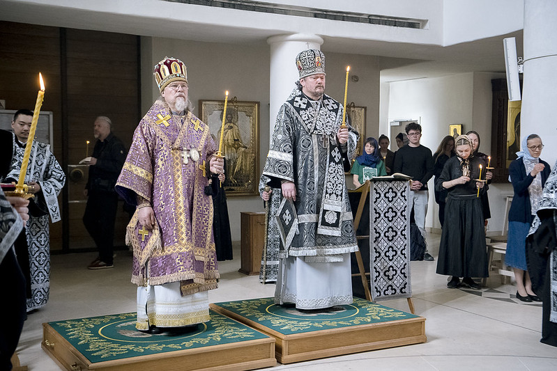 Les métropolites Marc et Nestor célébrèrent les matines du Vendredi Saint avec la lecture de douze évangiles de la Passion