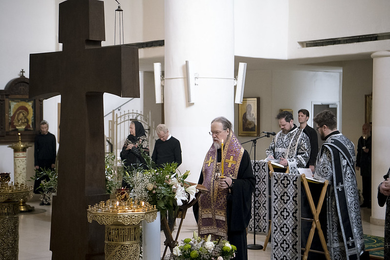 Monseigneur Marc a présidé l'office des Heures Royales du Vendredi Saint en la cathédrale de la Sainte Trinité à Paris
