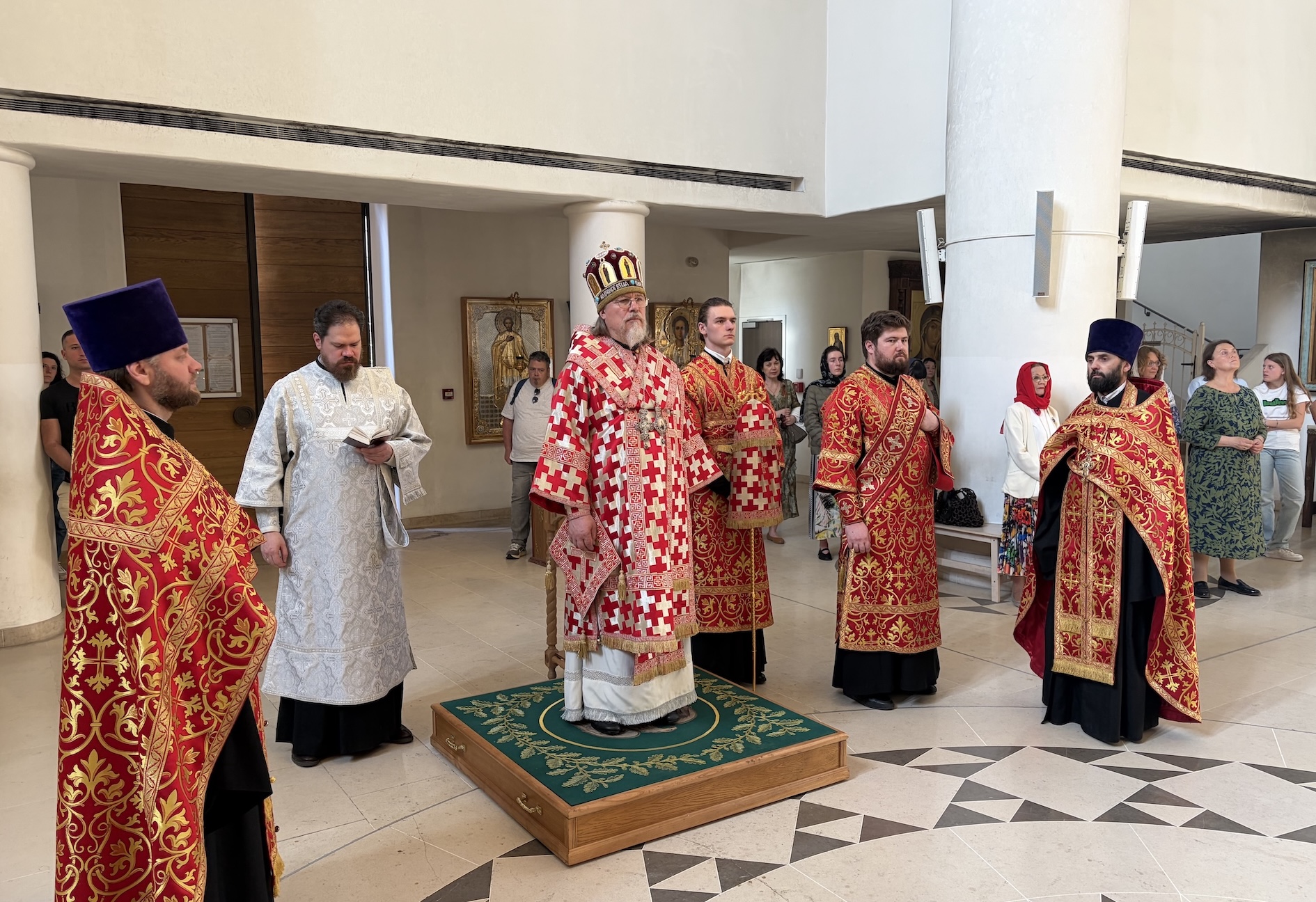 Le chef de l'Exarchat d'Europe occidentale a célébré l'office dominical vespéral en la cathédrale de la Sainte Trinité à Paris