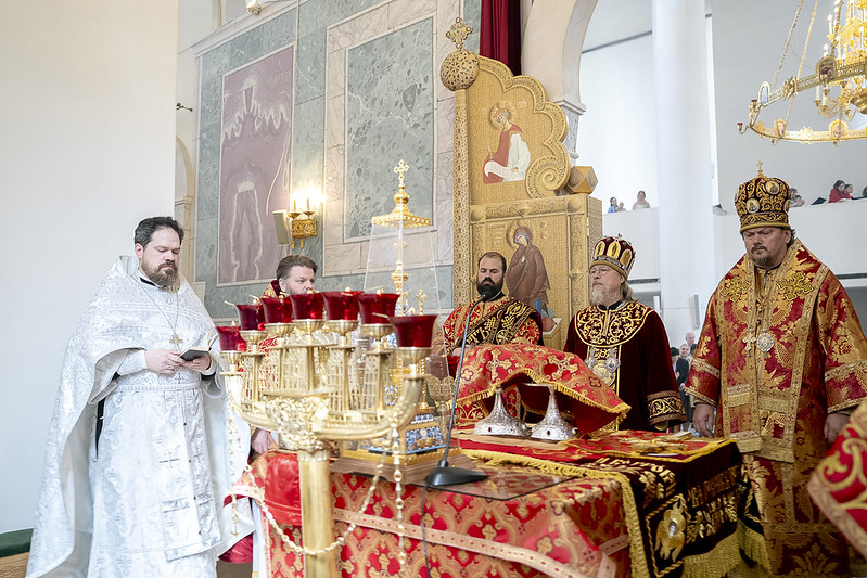 Les métropolites Marc et Nestor célébrèrent la Divine Liturgie en la cathédrale de la Sainte Trinité à Paris