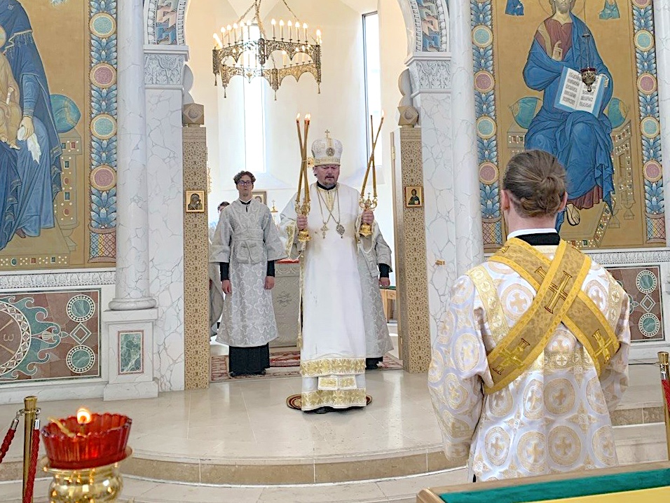 Le métropolite Nestor a célébré la Divine Liturgie en la cathédrale de la Sainte Trinité à Paris