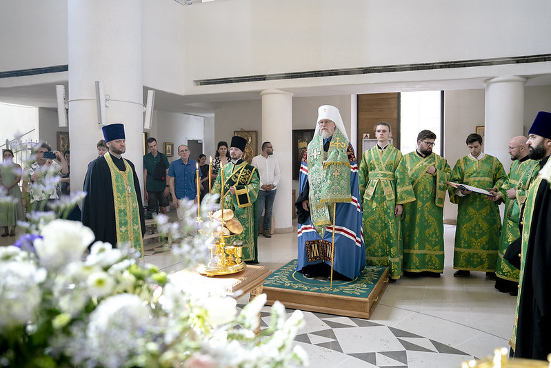 La veille de Pentecôte: L'exarque en Europe occidentale a célébré l'office vespéral de fête en la cathédrale de la Sainte Trinité