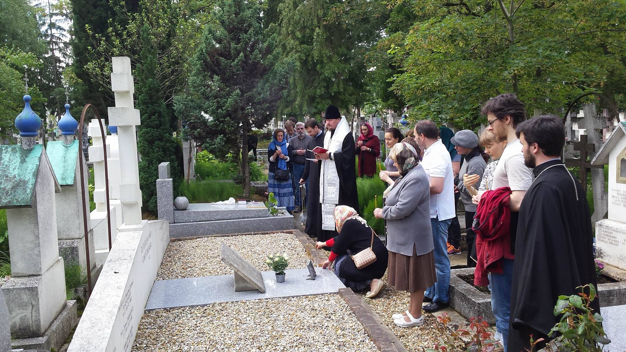 L’association de jeunesse « Chersonèse » a remis en ordre et aménagé des tombes au cimetière de Sainte Geneviève des Bois