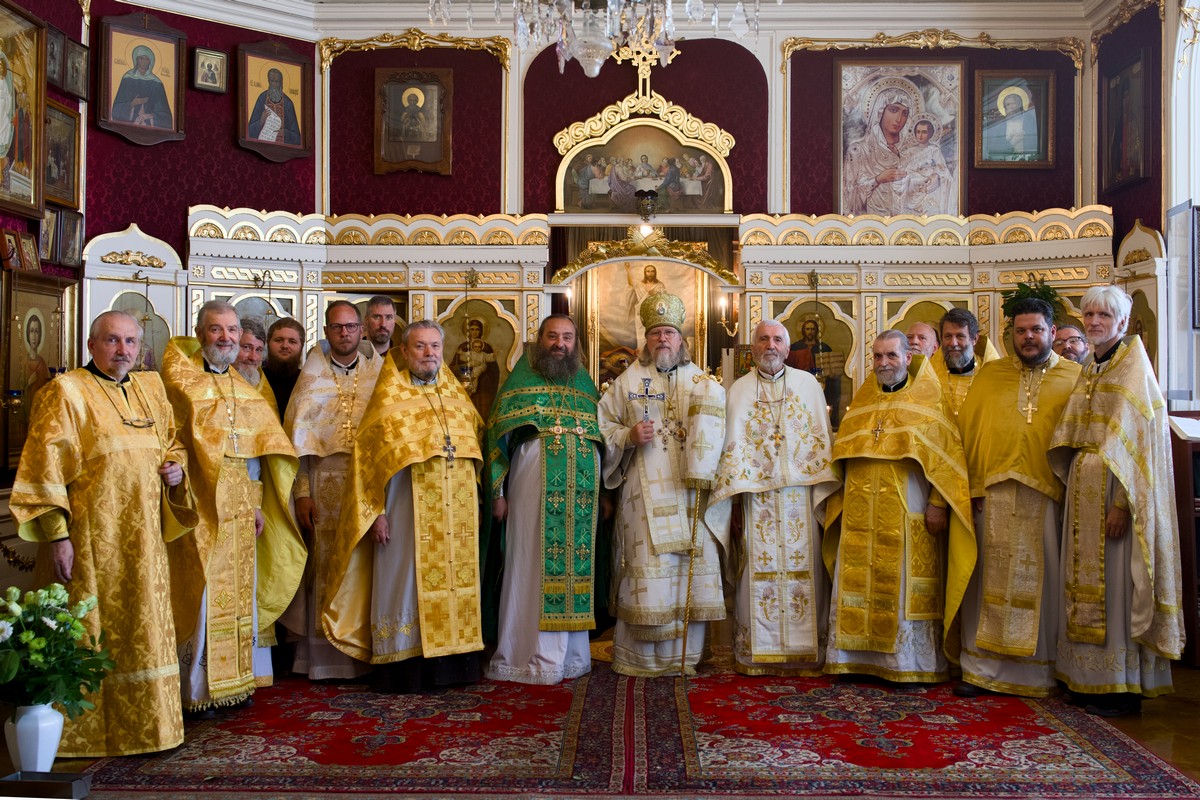 Le métropolite Marc a célébré avec l'ensemble du clergé du diocèse de Hongrie