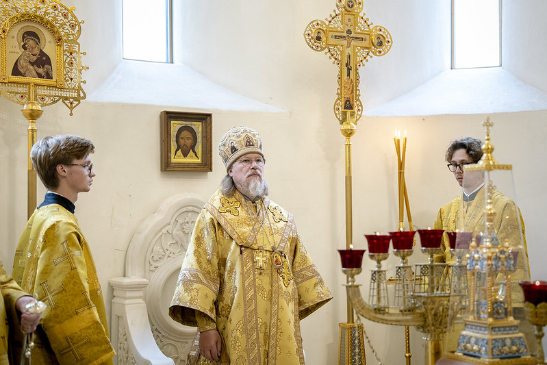 Monseigneur Marc a célébré la Liturgie dominicale en la cathédrale de la Sainte Trinité à Paris