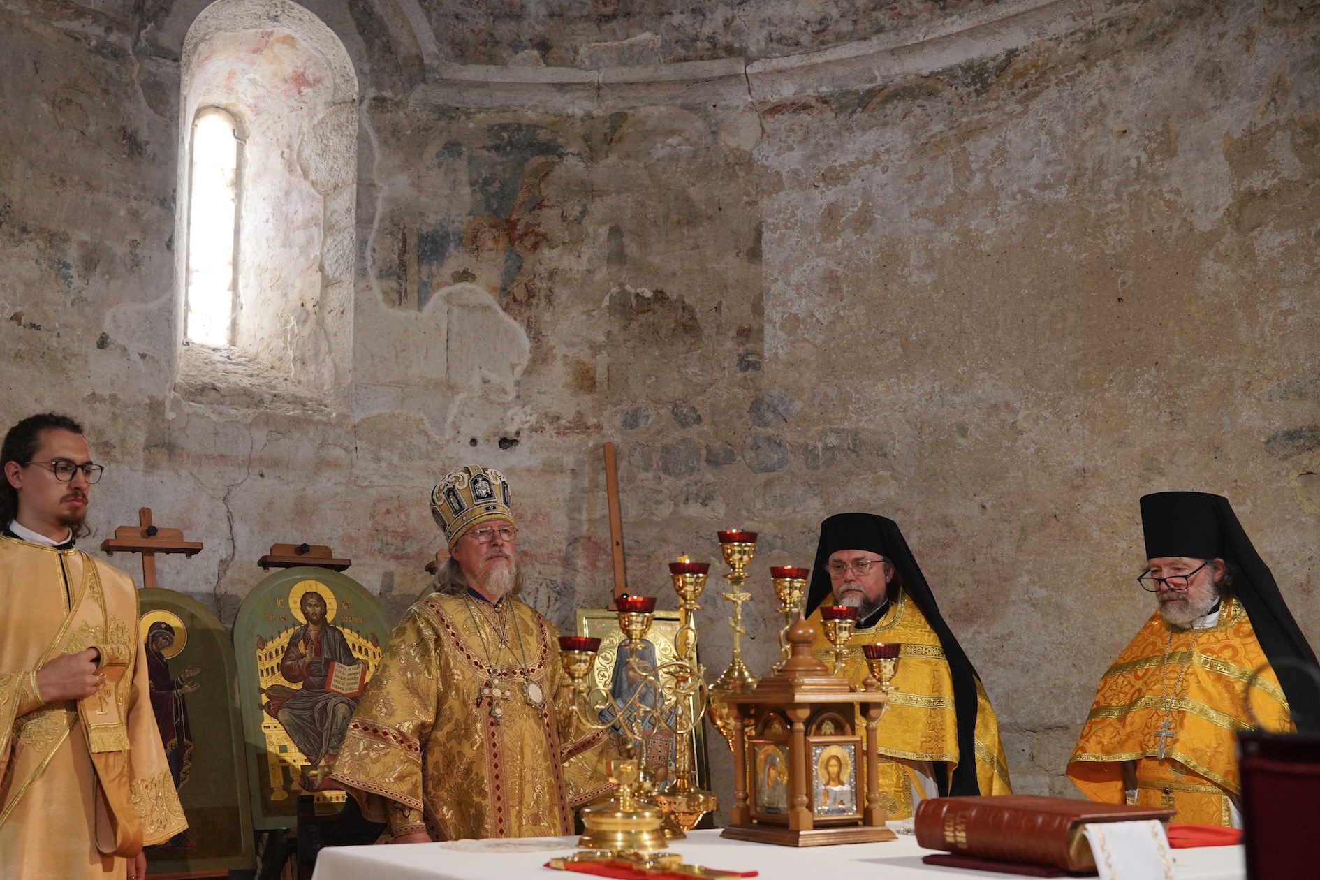 Le métropolite Marc a célébré la Liturgie en la paroisse Saints Séraphim et Nectaire à Navate (Espagne))