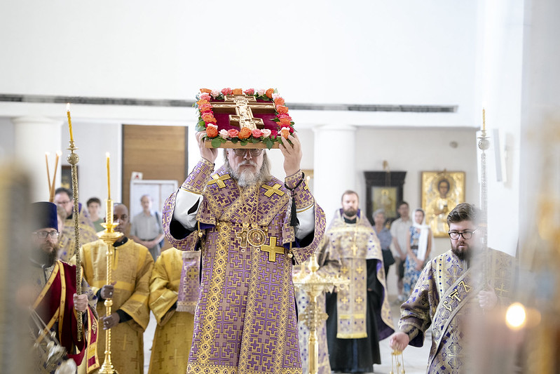 Le métropolite Marc a célébré un office vespéral avec la procession de la Croix vivifiante du Seigneur