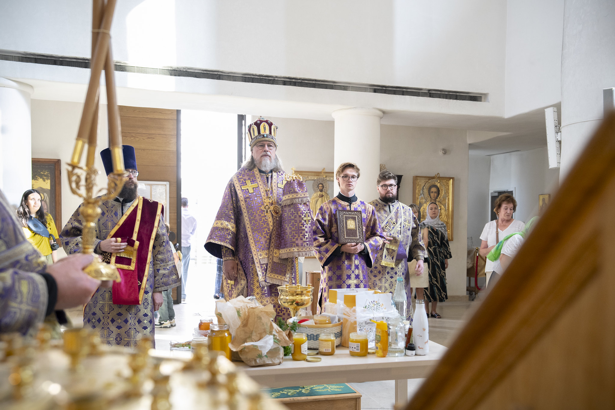 Le métropolite Marc a célébré la Divine Liturgie en la cathédrale Sainte Trinité à Paris