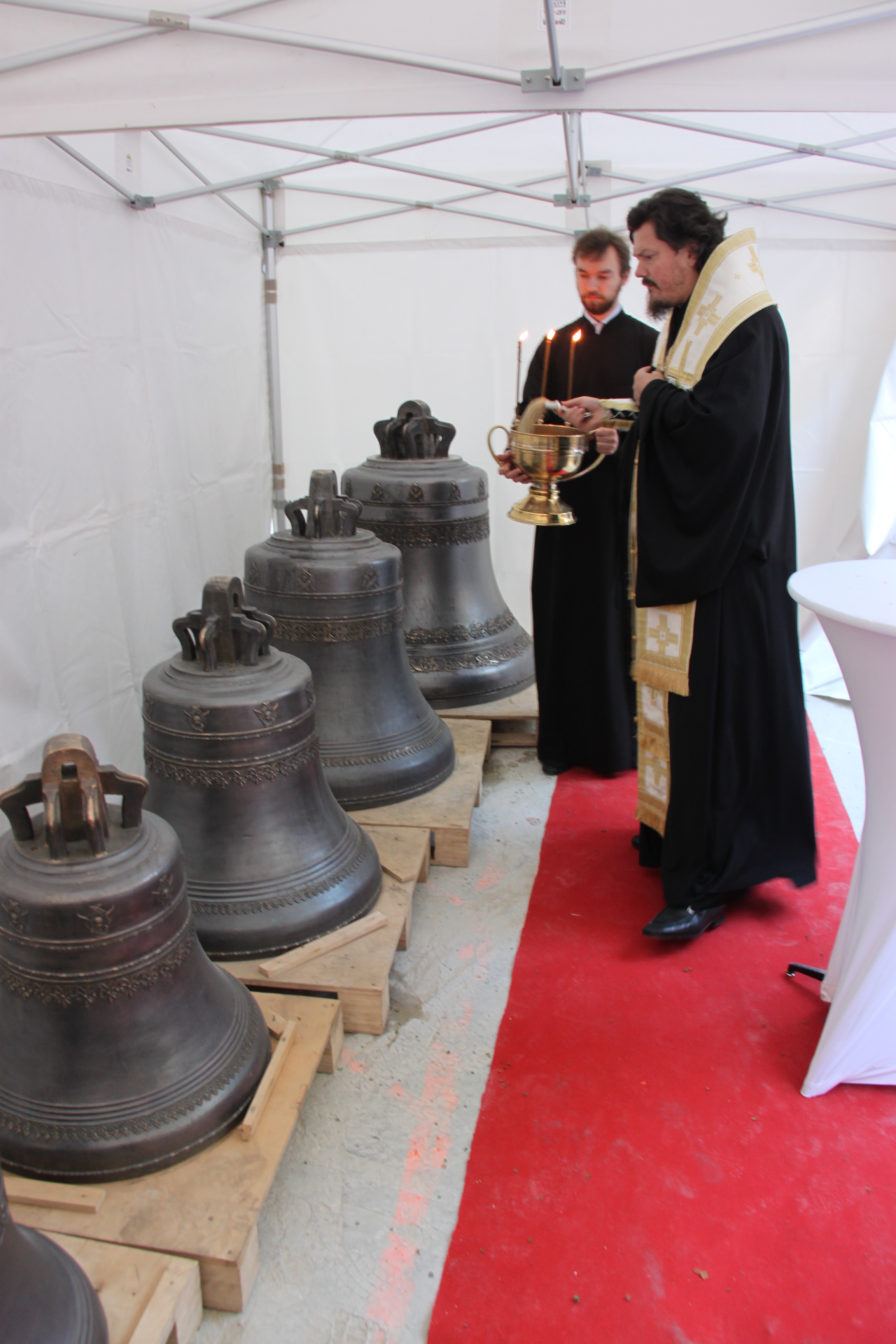 Bénédiction des cloches de la cathédrale sur quai Branly