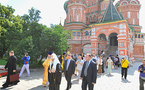 La célèbre église de la Protection de la Mère de Dieu (Saint-Basile le Bienheureux) sur la place Rouge de Moscou fête ses 450 ans