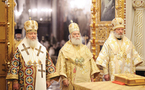 Le patriarche Théodore d'Alexandrie et le métropolite Christophe de Prague célèbrent la divine liturgie avec le patriarche Cyrille à la cathédrale de Moscou