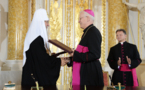 Le patriarche Cyrille de Moscou et Mgr Jozef Michalik, président de la Conférence des évêques catholiques de Pologne, signent une déclaration commune