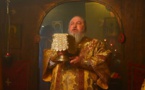 Le métropolite Cyrille de Stavropol célèbre la liturgie dans l'église orthodoxe de Clamart