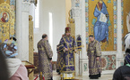 Le Jeudi Saint: Mgr Nestor a célébré la Divine Liturgie en la cathédrale de la Sainte Trinité à Paris