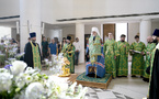 La veille de Pentecôte: L'exarque en Europe occidentale a célébré l'office vespéral de fête en la cathédrale de la Sainte Trinité