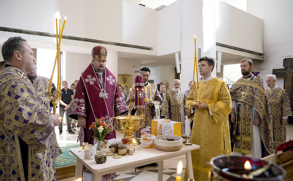 Fête de la Procession du bois de la Sainte Croix : Mgr Nestor célébra la Divine Liturgie en la cathédrale de la Sainte Trinité à Paris