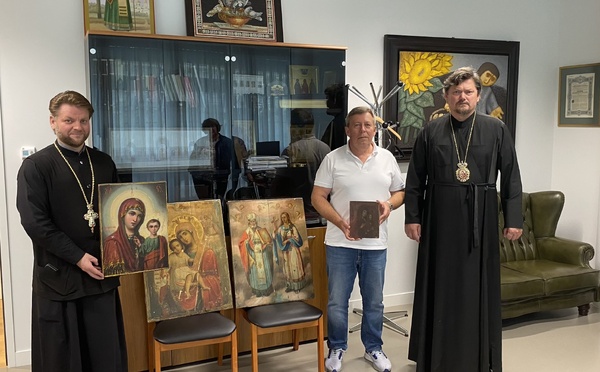 Le consul général russe a remis au diocèse de Chersonèse des icônes anciennes russes