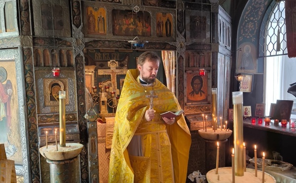 La première Liturgie de la nouvelle année liturgique fut célébrée en la chapelle Saint-Nicolas à Sainte-Geneviève-des-Bois