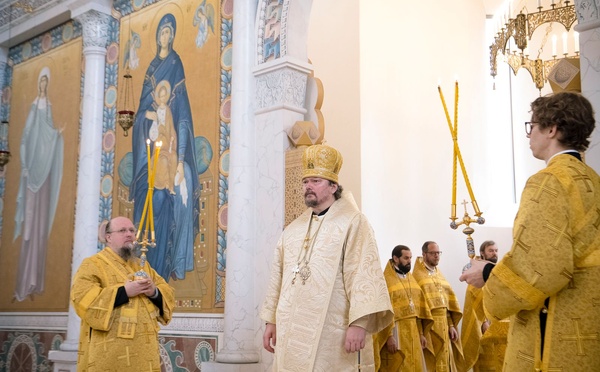 L'Exarque patriarcal en Europe occidentale a célébré la Liturgie en l'église cathédrale de la sainte Trinité à Paris