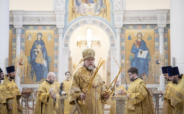 Monseigneur Marc a célébré la Liturgie francophone en la cathédrale de la Sainte Trinité à Paris