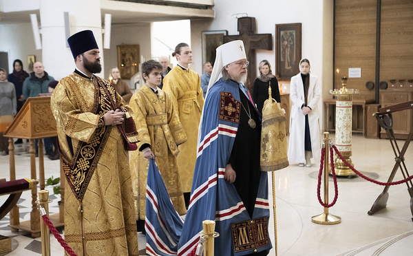 Monseigneur Marc a célébré la Divine Liturgie en la cathédrale de la Sainte Trinité à Paris