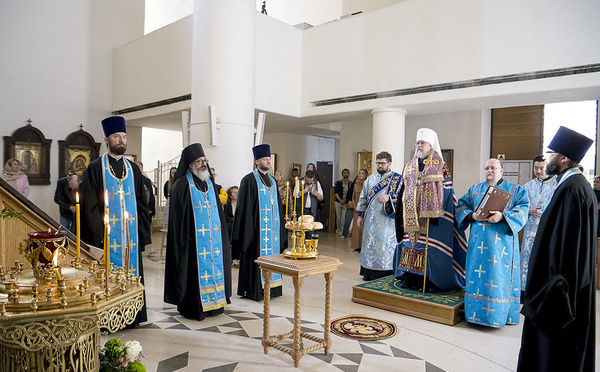 La veille d'Annonciation: L'exarque en Europe occidentale a célébré l'office vespéral de fête en la cathédrale de la Sainte Trinité