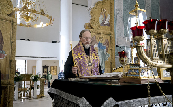 Monseigneur Marc a assisté à l'office des matines du Mercredi Saint
