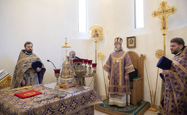 Le Jeudi Saint: Mgr Marc a célébré la Divine Liturgie en la cathédrale de la Sainte Trinité à Paris