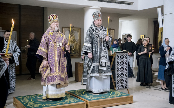 Les métropolites Marc et Nestor célébrèrent les matines du Vendredi Saint avec la lecture de douze évangiles de la Passion