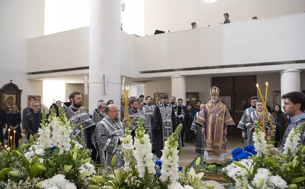 Son Éminence a officié la vêpres du Vendredi Saint
