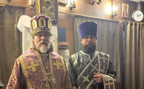 Des clercs du diocèse de Chersonèse sont distingués par des décorations liturgiques à l’occasion de la fête de la Sainte Pâque du Christ