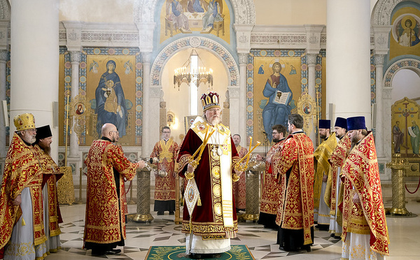 Fête de saint apôtre et évangéliste Marc: le chef de l'Exarchat d'Europe occidentale a célébré la Liturgie en la cathédrale Sainte Trinité à Paris