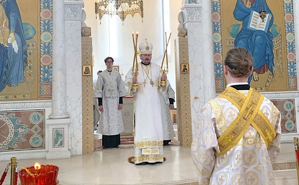 Le métropolite Nestor a célébré la Divine Liturgie en la cathédrale de la Sainte Trinité à Paris