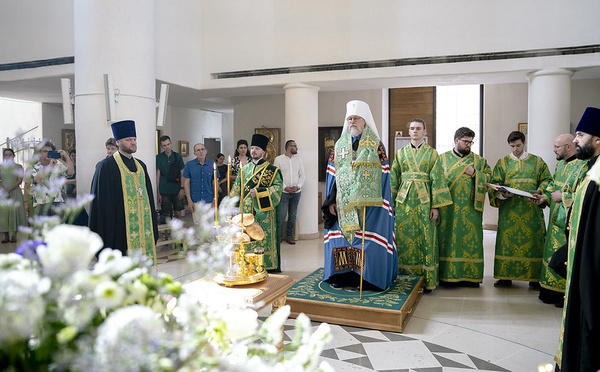 La veille de Pentecôte: L'exarque en Europe occidentale a célébré l'office vespéral de fête en la cathédrale de la Sainte Trinité