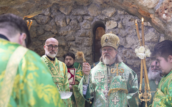 Son Éminence Marc a présidé la fête onomastique du skite du Saint-Esprit