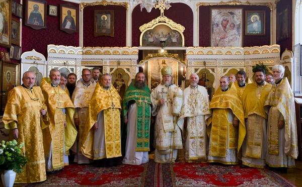 Le métropolite Marc a célébré avec l'ensemble du clergé du diocèse de Hongrie